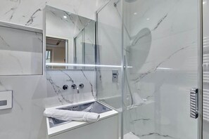 Douche, séchoir à cheveux, serviettes fournies, savon