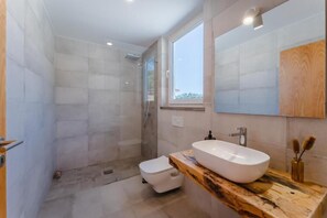 Rom – deluxe, hageutsikt, hageområde | Bad | Hårføner, håndklær og såpe