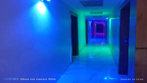 Ein Flur mit farbigem LED-Beleuchtung.