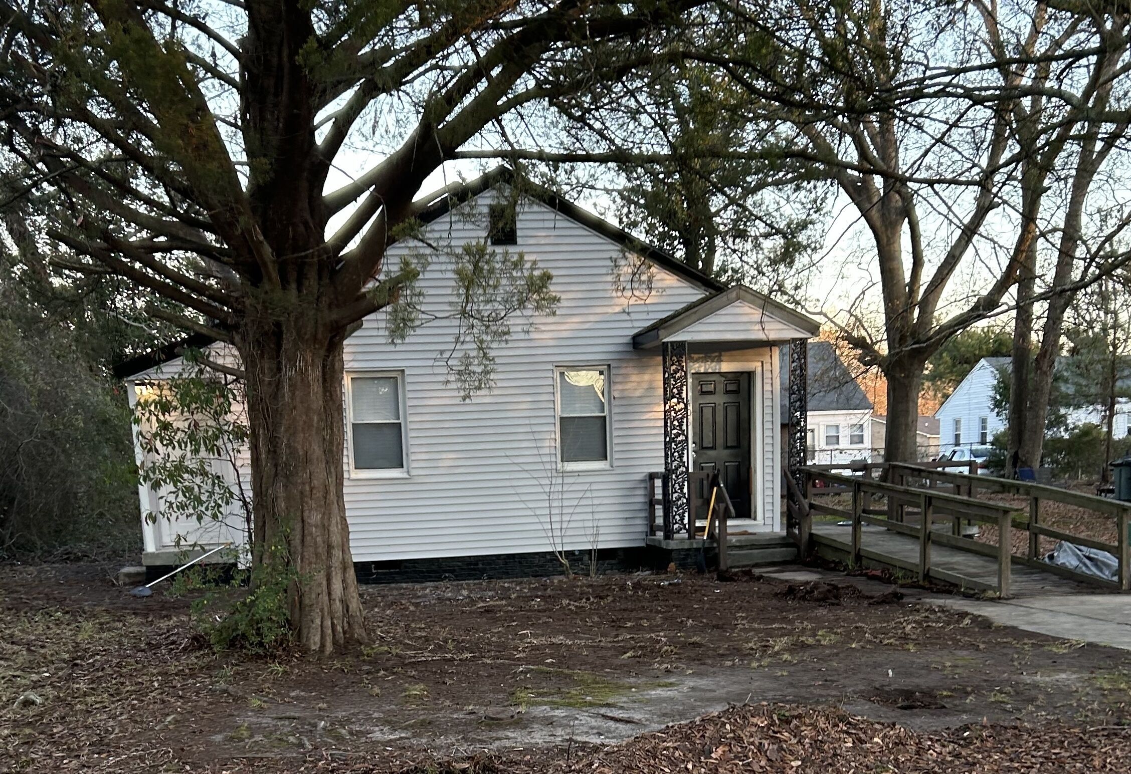 Charming 2 bed 1 bath home just a 1/2 mile from Hospital
