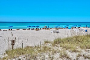 På stranden