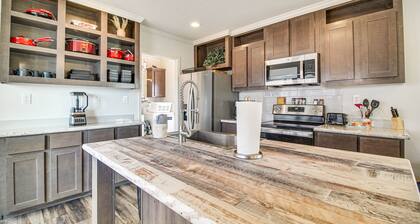 Grand Lake Views: Pet-Friendly Jay Getaway!