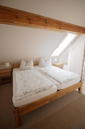 2 habitaciones, tabla de planchar con plancha y ropa de cama 