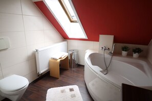 Haartrockner, Handtücher, Seife, Shampoo