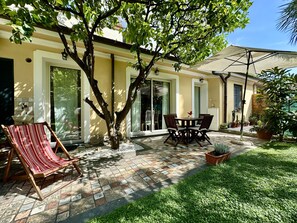 Outdoor dining - Villa from the 18th century I Garden I 4 people I 5 Min to sea I Private Parking (Vallecrosia)