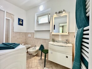 Doccia, asciugacapelli, bidet, asciugamani
