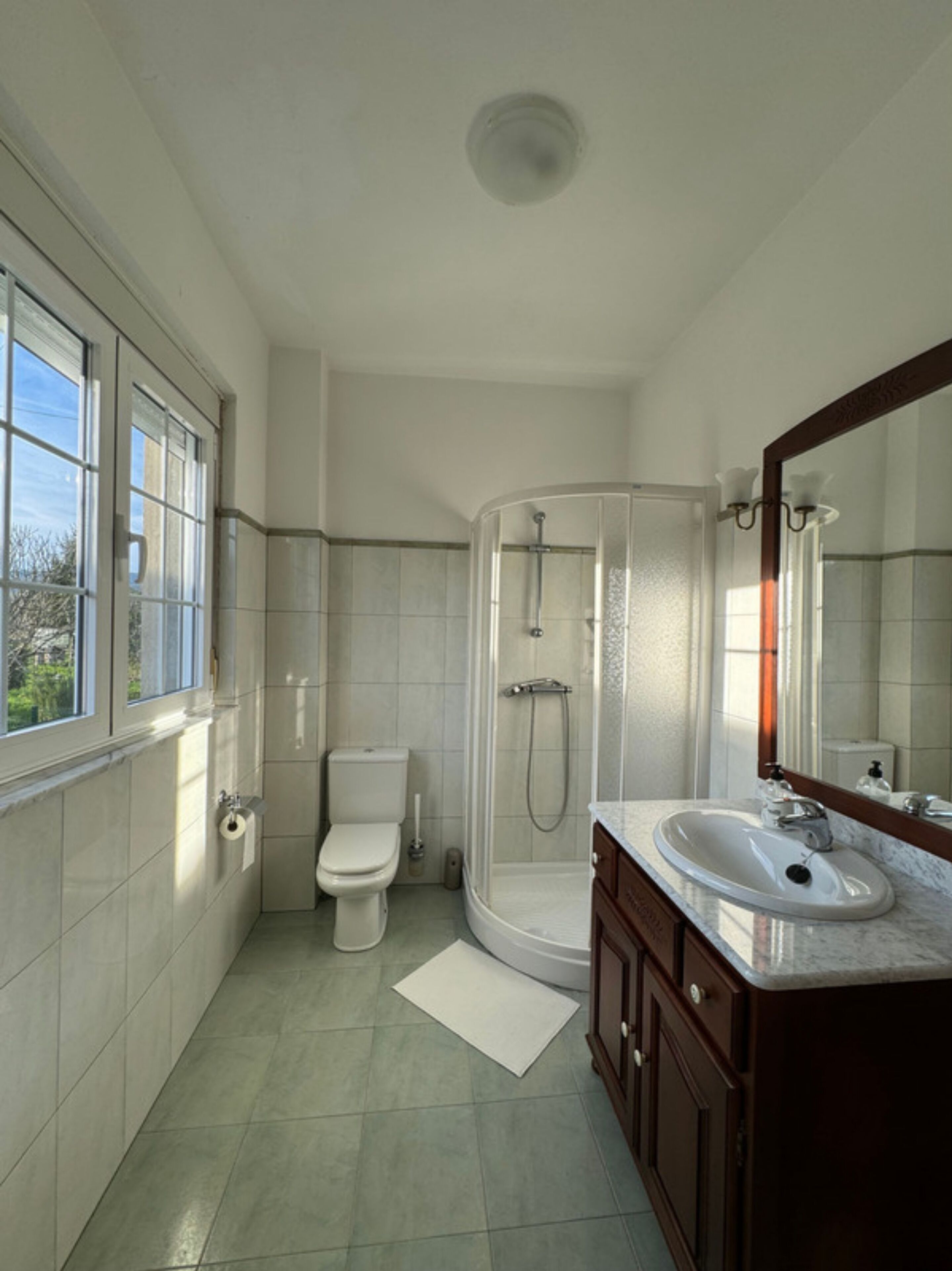 Een douche, milieuvriendelijke toiletartikelen, een haardroger
