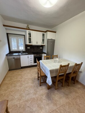 Dining - Disfruta la casa rodeada de naturaleza en familia y cerca de hermosas playas! (Viveiro)