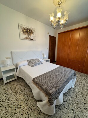 3 chambres, bureau, fer et planche à repasser, accès au Wi-Fi (inclus)