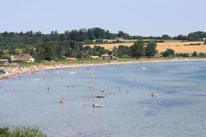 Nær stranden og solsenger