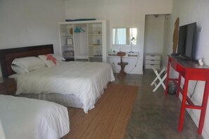 Comfort-huone | Tallelokero huoneessa, yksilöllisesti kalustettu, työpöytä