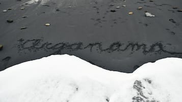 Una playa con huellas y rocas.