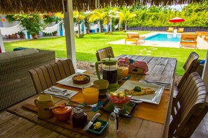 Päivittäinen paikallinen aamiainen maksusta