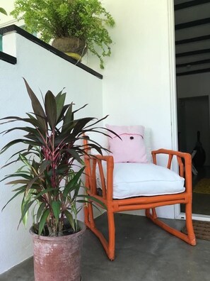 Comfort-huone | Tallelokero huoneessa, yksilöllisesti kalustettu, työpöytä