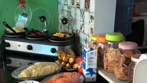 Una mesa de buffet con diversos alimentos y utensilios.