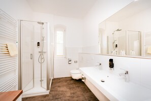 Family Apartment, Private Bathroom, Garden View (Familiensuite Möwenschrei) | Bathroom | Shower