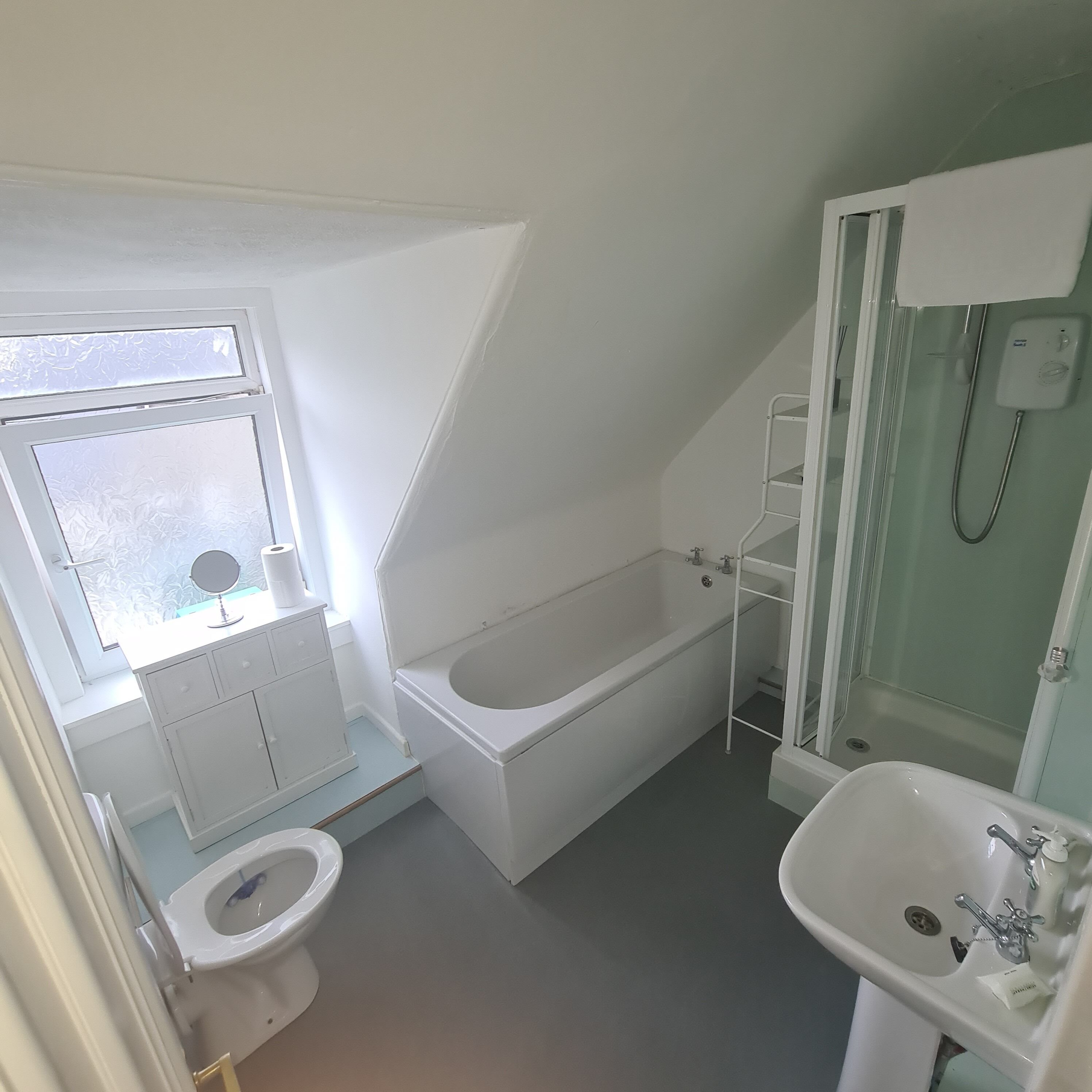 Double Room (Private External Bathroom) | Salle de bain | Sèche-cheveux, serviettes fournies, savon, shampoing