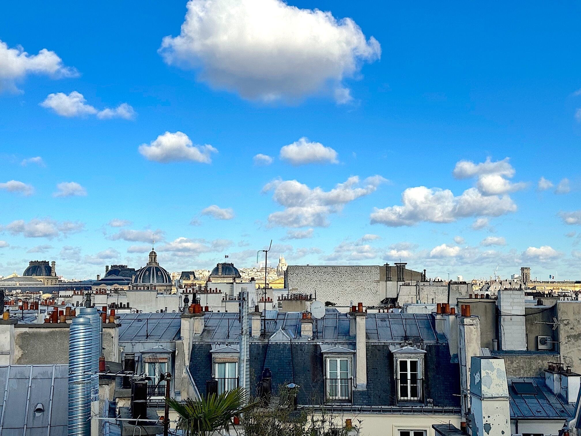 Eine Stadtansicht mit historischen Gebäuden und blauem Himmel.