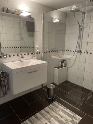 Dusch, hårtork, handdukar och tvål