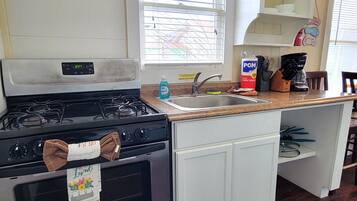 Réfrigérateur, micro-ondes, épices