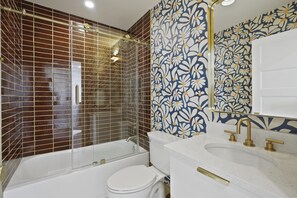 Douche, sĂšche-cheveux, bidet, serviettes fournies
