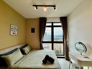 Premier Studio Suite | Egyptian cotton sheets, premium bedding, in-room safe - Neu Suites by Moonlight (Kuala Lumpur)