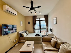 Premier Studio Suite | Egyptian cotton sheets, premium bedding, in-room safe - Neu Suites by Moonlight (Kuala Lumpur)