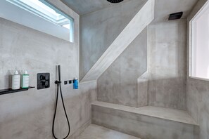 Shower, towels, soap, shampoo - Pretty Parisian Penthouse for group/families of 4 (Paris)