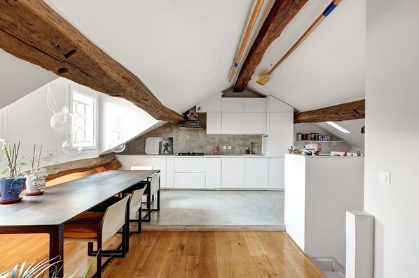 Fridge, microwave, oven, coffee/tea maker - Pretty Parisian Penthouse for group/families of 4 (Paris)