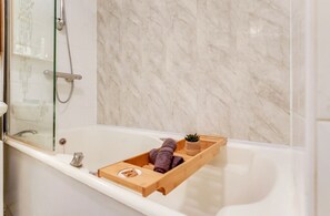 Haartrockner, Handtücher, Seife, Shampoo