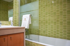 Douche, sèche-cheveux, bidet, serviettes fournies