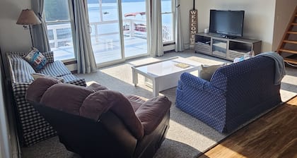 Cozy Lake Front home for Boating, fishing, winter sports, and gorgeous views,