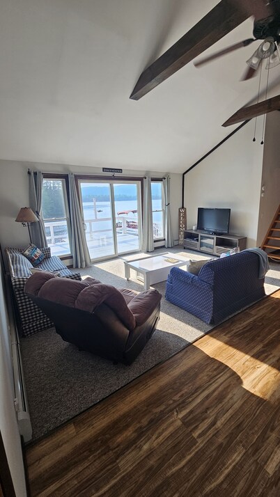 Cozy Lake Front home for Boating, fishing, winter sports, and gorgeous views,