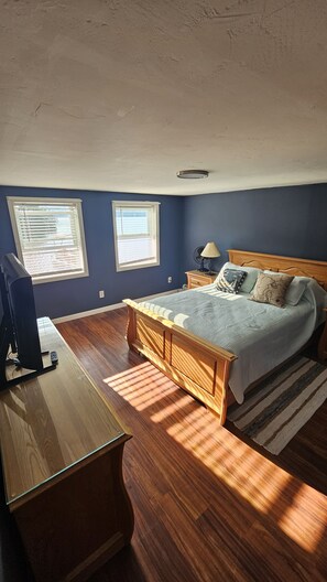 2 bedrooms, travel cot, free WiFi, bed sheets - Cozy Lake Front home for Boating, fishing, winter sports, and gorgeous views, (Errol)