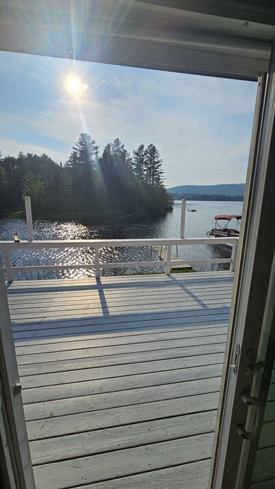 Cozy Lake Front home for Boating, fishing, winter sports, and gorgeous views, 