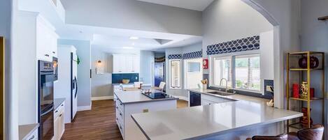 Microondas, horno, placa de cocina, lavavajillas