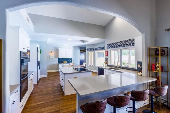 Microondas, horno, parrilla de estufa y lavavajillas