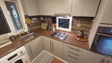 Fridge, oven, stovetop, electric kettle