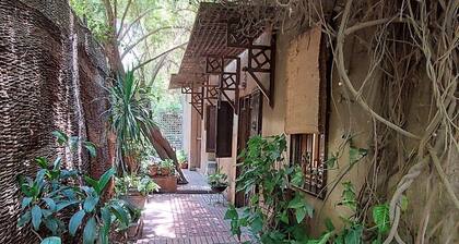 Serenity Maisonette: Enchanting Garden Hideaway