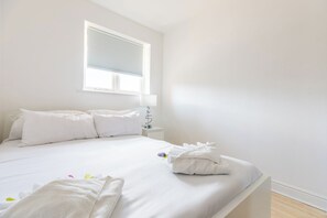 Allergikerbettwaren, Schreibtisch, Verdunkelungsvorhänge