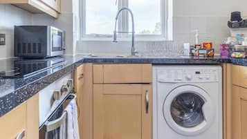 Refrigerador con freezer, microondas, horno, placa de cocina
