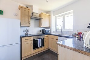 Full-size fridge, microwave, oven, stovetop - Skyline Haven Modern 2BR w/ Free Parking & 4kTV (London)
