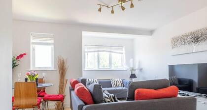 Skyline Haven Modern 2BR w/ Free Parking & 4kTV