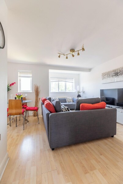 Skyline Haven Modern 2BR w/ Free Parking & 4kTV