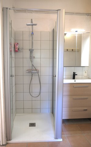 Shower, hair dryer, towels, soap