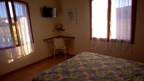 2 bedrooms, iron/ironing board, WiFi