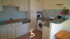 Kylskåp, mikrovågsugn, ugn och spishäll