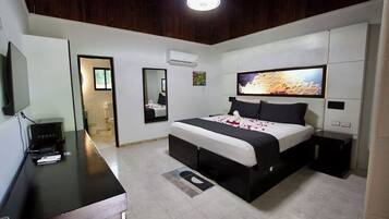 Ropa de cama de alta calidad y caja de seguridad en la habitación