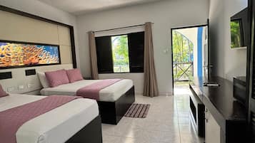 Chambre Double Familiale, plusieurs lits, climatisation, vue jardin