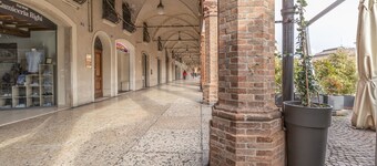 [Piazza Martiri]-En el centro debajo del Castillo